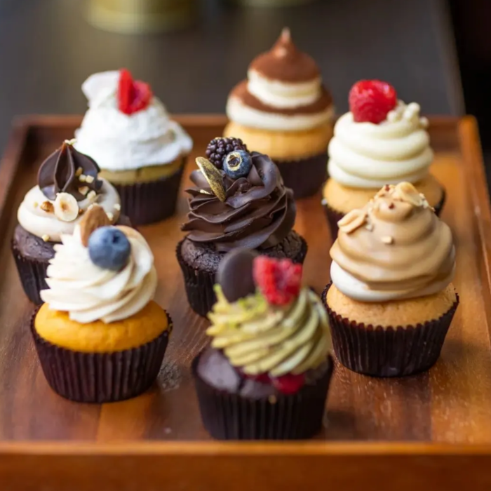BISCOTTI E CUPCAKE DECORATI (8 MANI)